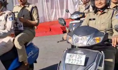 महिला दिवस पर महिला पुलिसकर्मियों ने निकाली बाइक रैली:उज्जैन में दिया सुरक्षा और सशक्तिकरण का संदेश