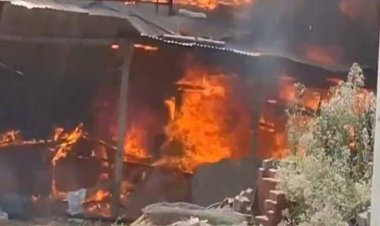 इंदौर में टेंट हाउस के गोदाम में लगी आग:कई किलोमीटर दूर तक दिखा धुआं, पुलिस और फायर ब्रिगेड की टीमें पहुंची