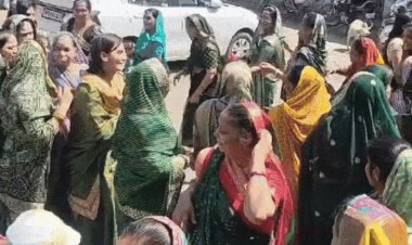 मक्सी में श्याम कीर्तन और फॉग उत्सव का तीसरा दिन:निशान यात्रा में मेंहदी रंग के वस्त्रों में थिरकीं महिलाएं, पुष्प वर्षा से स्वागत