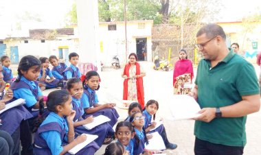 निरीक्षण के दौरान आयुक्त बच्चों को लगे पढ़ाने