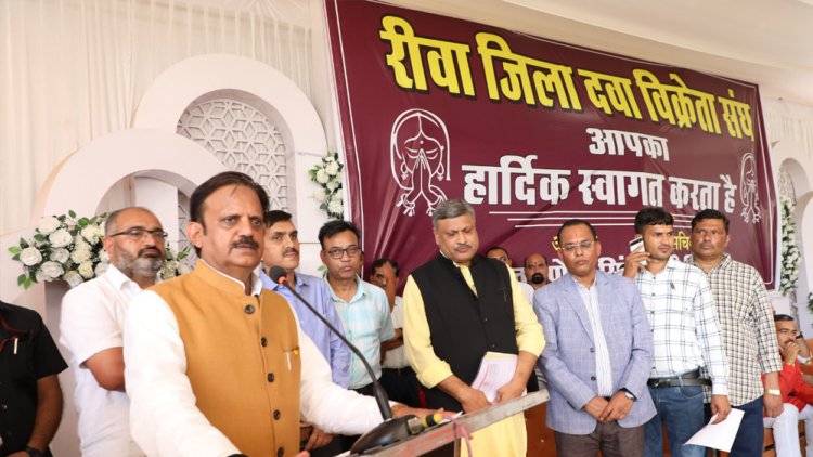 दवा विक्रेताओं की भी पीड़ित मानवता की सेवा में है महत्वपूर्ण भूमिका – उप मुख्यमंत्री शुक्ल