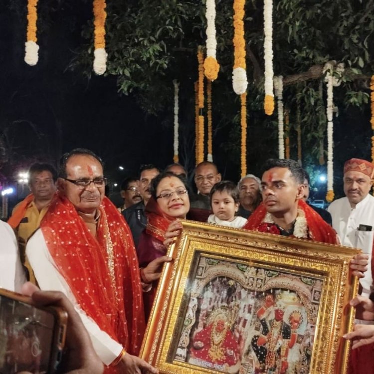 केंद्रीय मंत्री शिवराज के बेटे की बारात देवास पहुंची:भाजपा कार्यकर्ताओं ने किया स्वागत; जगह-जगह हुई आतिशबाजी; बजी शहनाई