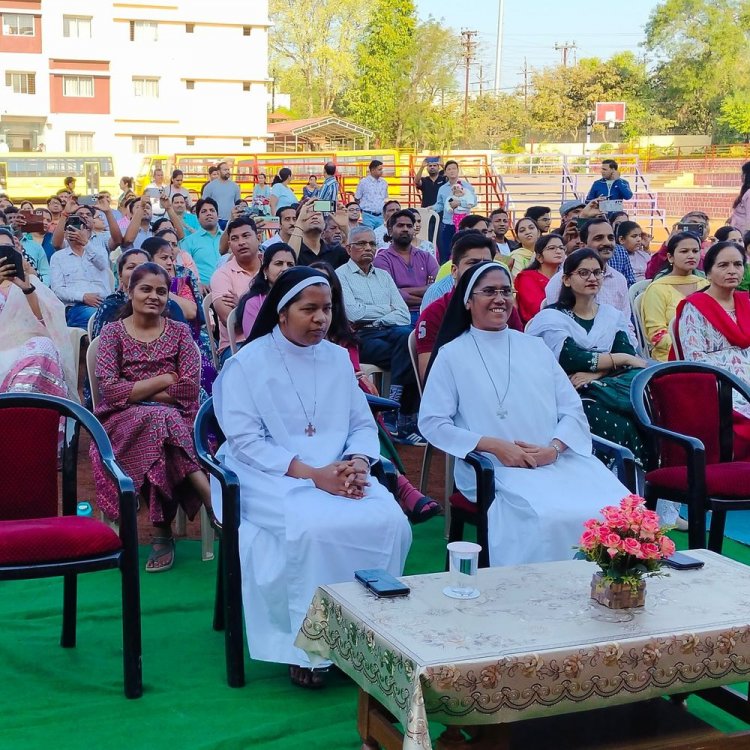 माउंट कार्मेल स्कूल में बच्चों का प्रतिभा प्रदर्शन:समर कैंप के समापन पर नृत्य, गायन और नाटक से दर्शक हुए मंत्रमुग्ध