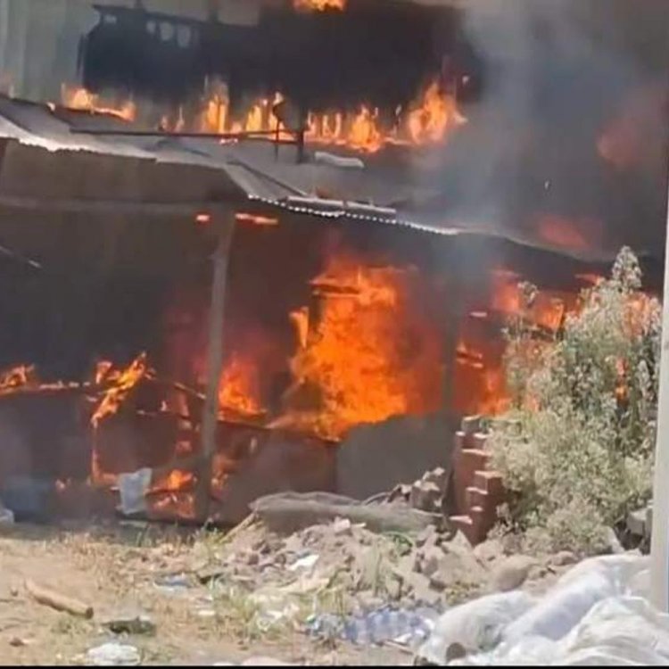 इंदौर में टेंट हाउस के गोदाम में लगी आग:कई किलोमीटर दूर तक दिखा धुआं, पुलिस और फायर ब्रिगेड की टीमें पहुंची