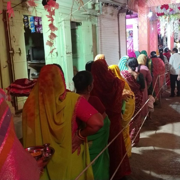 शीतला सप्तमी पर सजी थालियों के साथ मंदिर पहुंचीं महिलाएं:सुनी बूढ़ी मां की पारंपरिक कथा, बासी भोजन का भोग लगाया