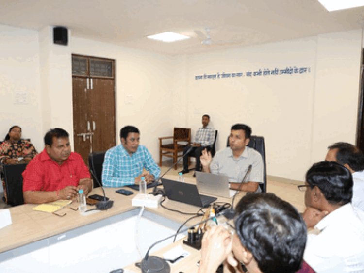 नर्मदापुरम कमिश्नर ने हरदा जिला मत्स्य अधिकारी को फटकार लगाई:कहा- अपना प्रदर्शन सुधारें; बैठक में गेहूं उपार्जन केंद्रों पर सुविधाएं बढ़ाने के निर्देश