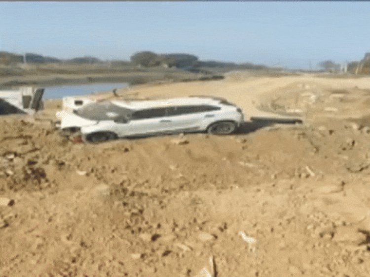 रीवा में पुल से टकराकर खाई में गिरी कार:दो की मौत, तीन घायल; सभी गोविंदगढ़ की तरफ जा रहे थे