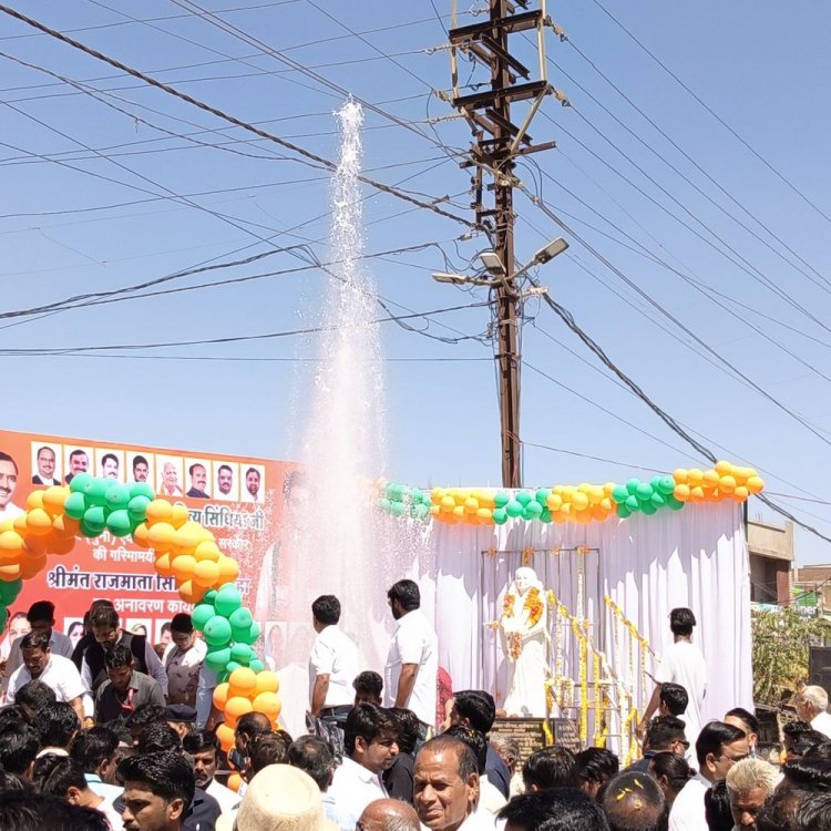 सिंधिया ने राजमाता की प्रतिमा का अनावरण किया:अशोकनगर में अस्पताल निरीक्षण कर मरीजों का हाल लिया; कलेक्ट्रेट में जनसुनवाई करेंगे