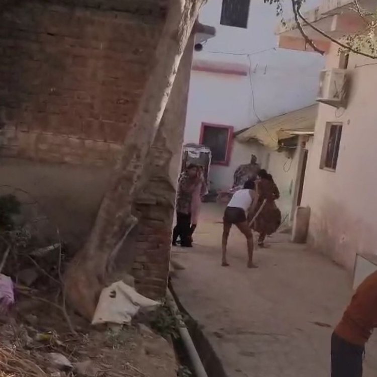 जैतवारा में प्रॉपर्टी विवाद में मारपीट; VIDEO:सड़क पर मां-बेटे और बहनों के बीच चले लाठी-डंडे; दोनों पक्षों पर मामला दर्ज