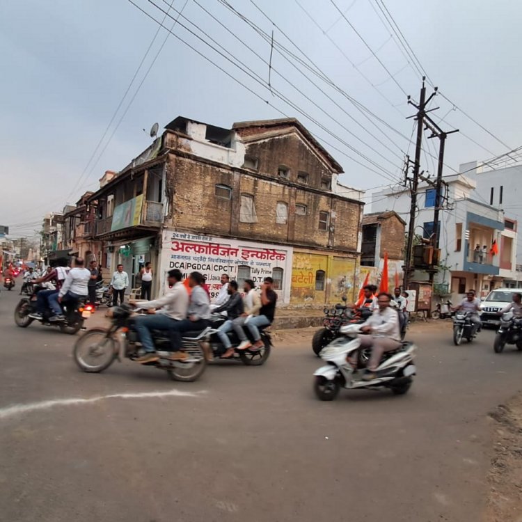 खंडवा में सकल हिंदू समाज ने निकाली बाइक रैली:रामेश्वर पुलिया पर जाम में फंसी एम्बुलेंस, रैली के बीच से रास्ता देकर निकाला