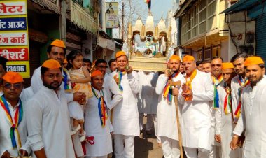 हरदा में जैन समाज ने निकाली शोभायात्रा:महावीर जयंती पर केसरिया साड़ी में शामिल हुई महिलाएं; मंदिर में होगी महाआरती