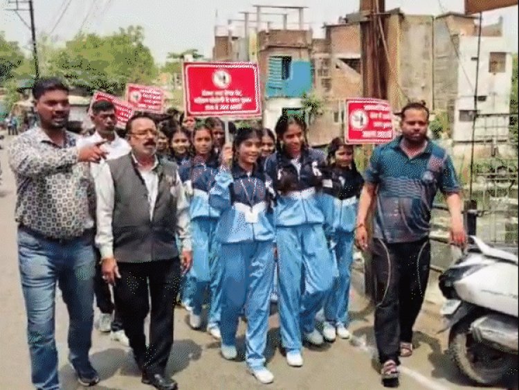 भोपाल में शराब दुकान के विरोध में सुंदरकांड:सेमरा में भी प्रदर्शन; स्कूली बच्चे-महिलाएं भी मैदान में उतरे