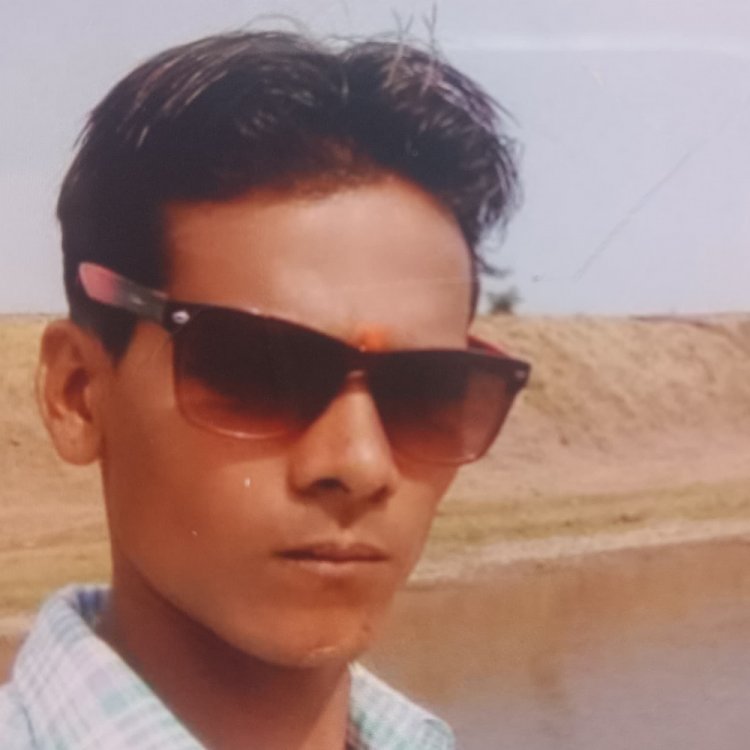 उर्स से लौट रहे परिवार की ऑटो पलटी:युवक की मौत, मां-चाची घायल; साइकिल सवार को बचाने में हुआ हादसा