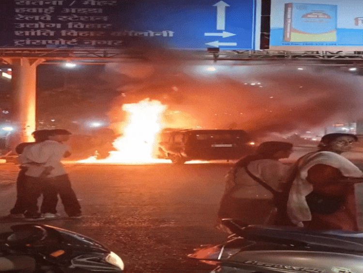 रीवा में धू-धू कर जली स्कॉर्पियो कार:चालक और यात्रियों ने कूदकर बचाई जान; फायर बिग्रेड ने पाया काबू