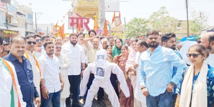 मासूम से रेप-हत्या, कांग्रेसियों का विरोध प्रदर्शन