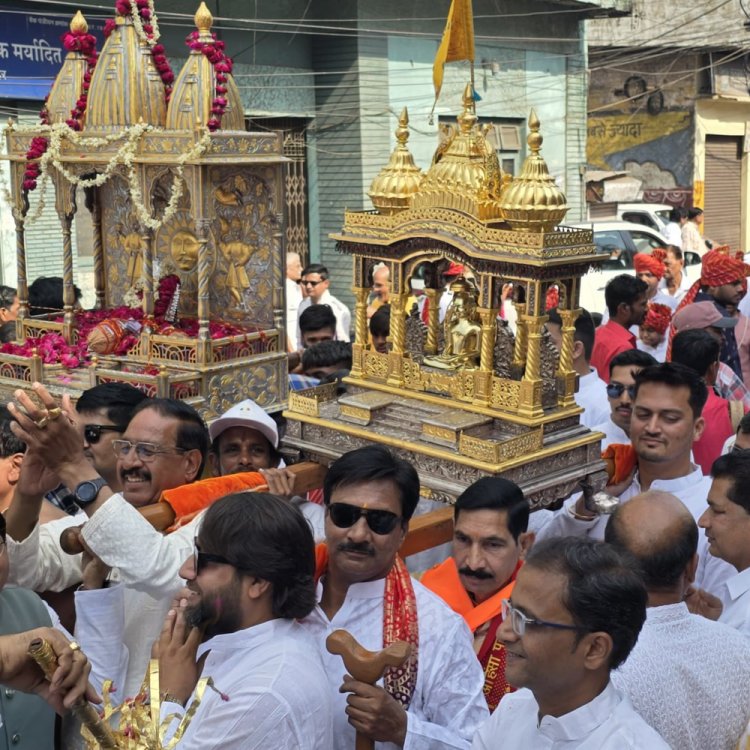 उज्जैन में श्वेतांबर-दिगंबर समाज ने निकाला सामूहिक जुलूस:महावीर जंयती पर रथ पर निकले प्रभु; भजनों पर युवतियों ने दी प्रस्तुती