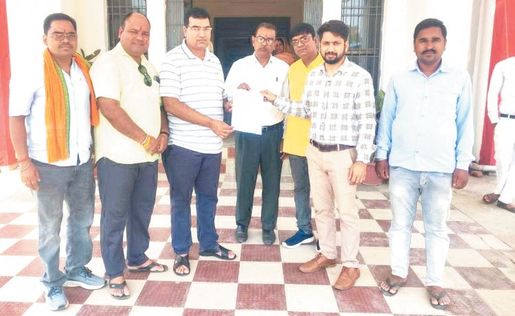 सहकारी समिति जशपुर कछार में छोटेलाल को प्राधिकृत अधिकारी नियुक्त करने सौंपा ज्ञापन