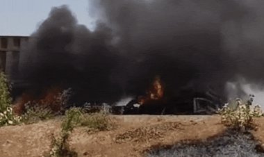 मुरैना में धधकते कंटेनर से कूदा ड्राइवर, बाल-बाल बची जान:दमकल ने आधे घंटे में बुझाई आग, वाहन और उसमें रखा सामान पूरी तरह नष्ट