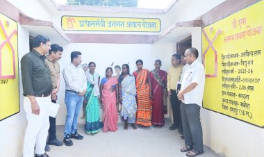 प्रमुख सचिव सोनमणि बोरा पहुंचे विशेष पिछड़ी जनजाति पहाड़ी कोरवा बस्ती, पीएम आवासों का निरीक्षण