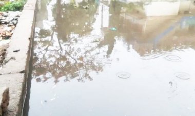 बारिश : नालियों का पानी  सडक़ पर