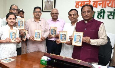 मुख्यमंत्री ने ‘सावरकर सौरभ’ स्मारिका का किया विमोचन