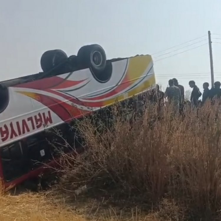सागर में पलटी बारातियों से भरी बस, 12 घायल:शादी के बाद रायसेन से ललितपुर लौट रहे थे, राहगीरों ने फंसे लोगों को निकाला बाहर