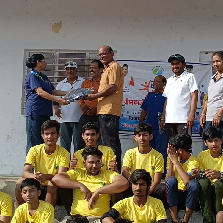 एक महीने के खेल प्रशिक्षण शिविर का समापन:80 से अधिक बच्चों को दी गई फुटबॉल-वॉलीबॉल की ट्रेनिंग; खेल अधिकारी ने बांटे टी-शर्ट