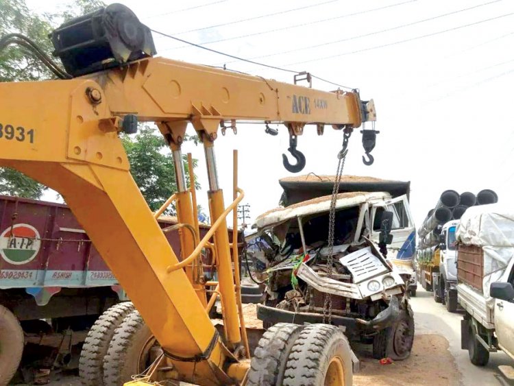 हाइवा-ट्रक में टक्कर, एक ड्राइवर गंभीर