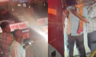 शिवपुरी में बारातियों ने टोलकर्मी से मारपीट की, VIDEO:बैरियर तोड़कर भगाई बस; टोल टैक्स देने से मना करने पर हुआ विवाद