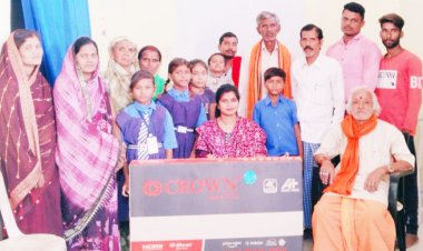 बच्चों में डिजिटल सोच विकसित करने प्रधान पाठिका ने शाला को भेंट की टीवी