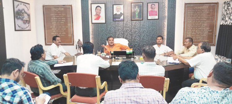 स्वीकृत निर्माण कार्य और मरम्मत के शेष कार्य तत्काल