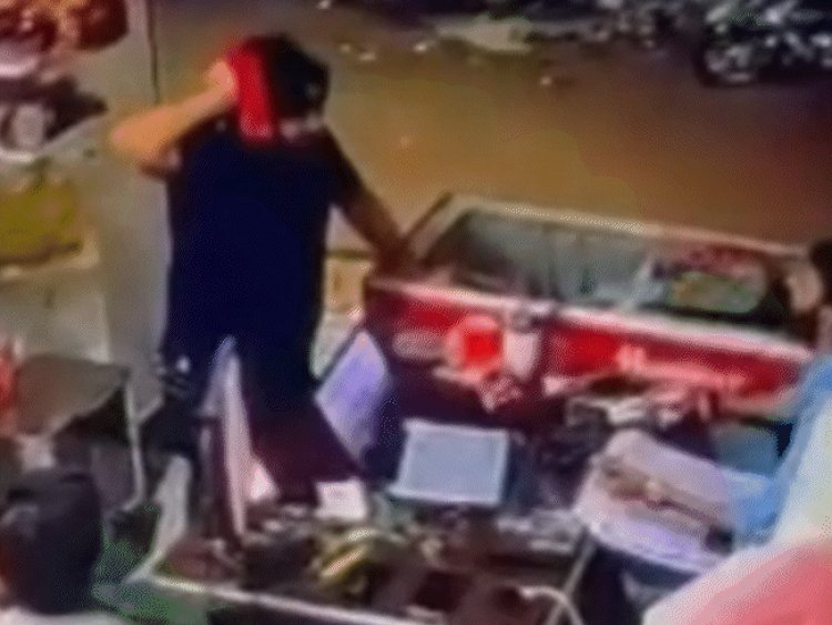 पुराना बकाया मांगा तो दुकानदार पर तलवार से किया हमला:फ्री में आइसक्रीम और शराब के पैसे न देने पर हुआ विवाद; CCTV में कैद