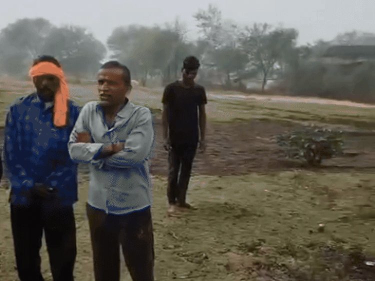 रायसेन में बारिश के बीच अंतिम संस्कार का VIDEO:श्मशान घाट में टीनशेड नहीं, चिता बुझी; लोगों ने पेट्रोल डालकर दोबारा जलाई