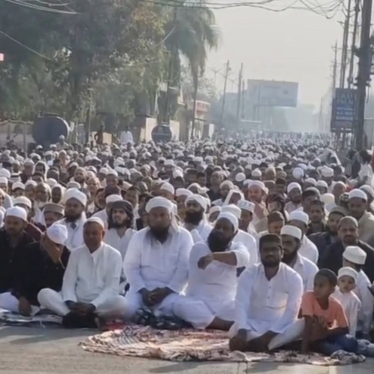 ईद की नमाज अदा कर मांगी खुशहाली की दुआ:सागर में ईदगाह पर जगह कम पड़ी तो सड़क पर बैठे नमाजी; सुरक्षा में तैनात रही पुलिस