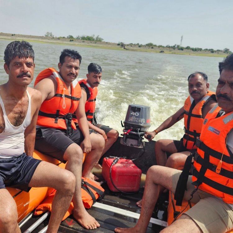 चीलर डेम पर SDRF-होमगार्ड ने की बाढ़ बचाव की मॉकड्रिल:शाजापुर में जवानों ने सिखा CPR देना और बोट चलाना, अंडरवॉटर रेस्क्यू की ली ट्रेनिंग