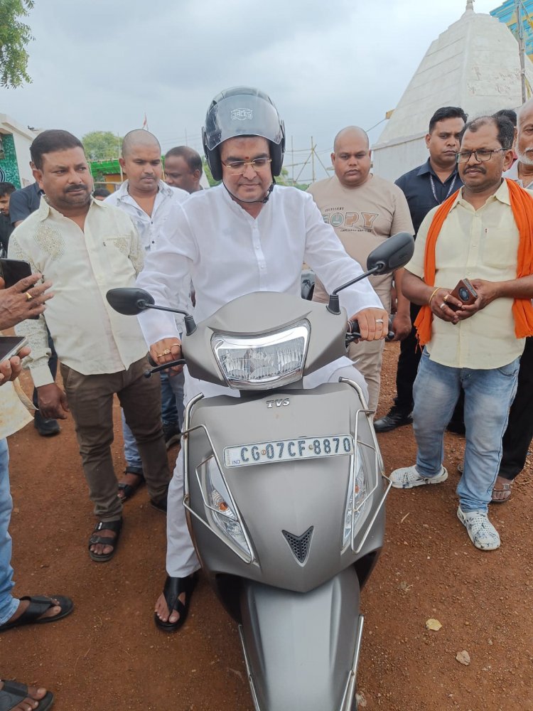 रविवार को छुट्टी के दिन स्कूटी से फिर निकले विधायक रिकेश, जवाहर नगर में दर्जन भर समाज प्रमुखों से चर्चा