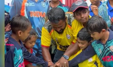 माही के घर के बाहर पहुंचे फैंस, केक काटकर मनाया जन्मदिन