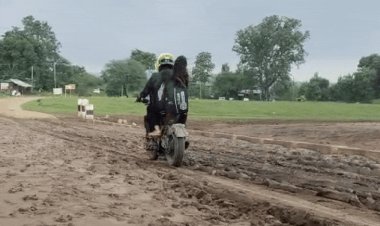 रामनगर पुल पर जमा कीचड़, फिसलकर गिर रहे बाइक सवार:स्थानीय लोगों ने की तत्काल सफाई कराने की मांग