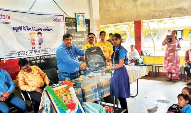 अदाणी फाउंडेशन ने 5 गांवों के विद्यार्थियों को बांटे स्कूल बैग