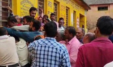 मऊगंज में यूरिया-डीएपी खाद नहीं:किसान घंटों लाइन में खड़े रहे, वितरण केंद्र पर धक्का-मुक्की; पुलिस बुलाई पड़ी