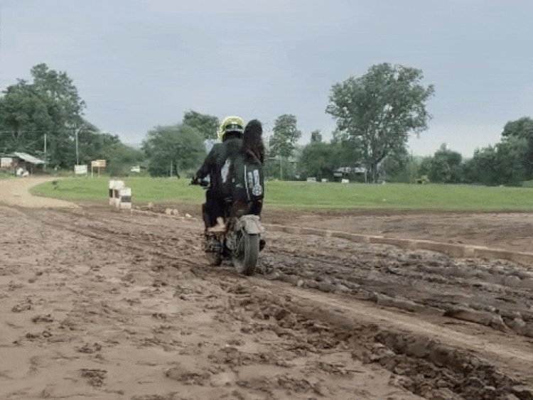 रामनगर पुल पर जमा कीचड़, फिसलकर गिर रहे बाइक सवार:स्थानीय लोगों ने की तत्काल सफाई कराने की मांग