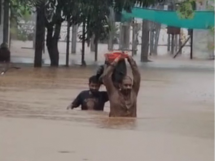 नर्मदापुरम-इटारसी में 4 घंटे की बारिश से बाढ़ जैसे हालात:खर्रा नदी उफान पर, जामनी गांव बना टापू; सब स्टेशन में घुसा 4 फीट पानी