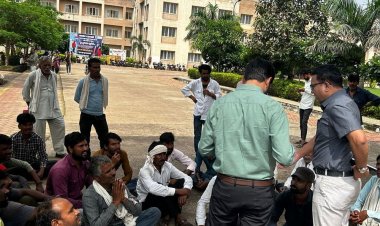 खाद नहीं मिलने से नाराज किसान कलेक्ट्रेट पहुंचे:गेट पर धरना दिया, अधिकारियों ने 2-4 दिन में खाद उपलब्ध कराने का आश्वासन दिया