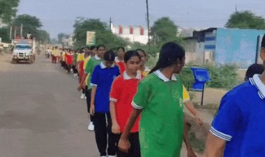 एकलव्य छात्रावास के स्टूडेंट्स वॉर्डन के खिलाफ सड़क पर उतरे:बड़वानी कलेक्टर से मिलने पहुंचे, गेट पर रोका; वॉर्डन ने आरोपों को नकारा