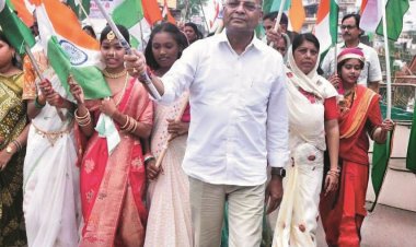 भखारा, मगरलोड ब्लॉक में तिरंगा लेकर चले विधायक