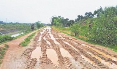 खराब सड़कों से ग्रामीण परेशान 6 किमी घूमकर गांव पहुंचते हैं