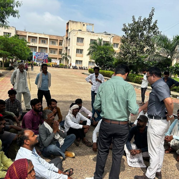 खाद नहीं मिलने से नाराज किसान कलेक्ट्रेट पहुंचे:गेट पर धरना दिया, अधिकारियों ने 2-4 दिन में खाद उपलब्ध कराने का आश्वासन दिया