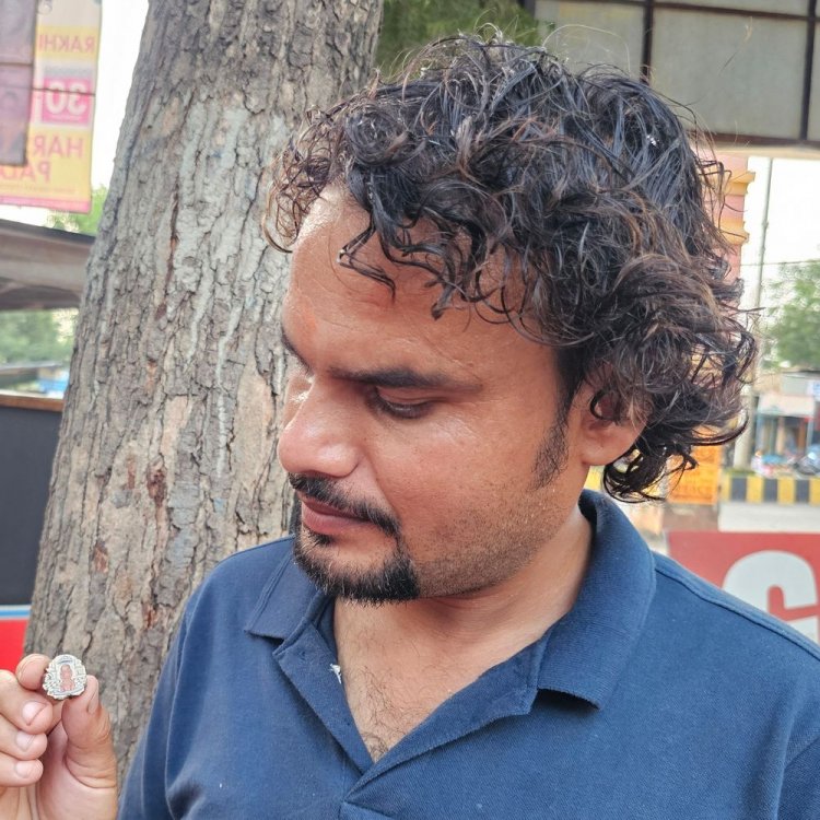 रुद्राक्ष पर उकेरी पशुपतिनाथ की सूक्ष्म प्रतिमा:2x2 मिमी के टूटे रुद्राक्ष पर बनाई बनाई कलाकृति, गांव के लड़के की अद्भुत चित्रकारी