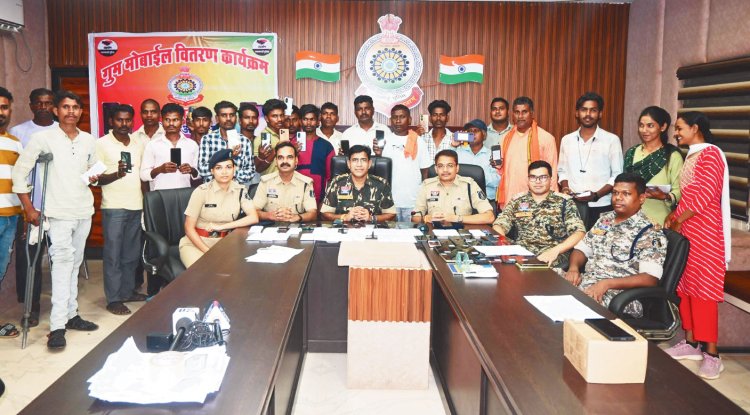 एसपी ने गुम मोबाइल धारकों को लौटाया