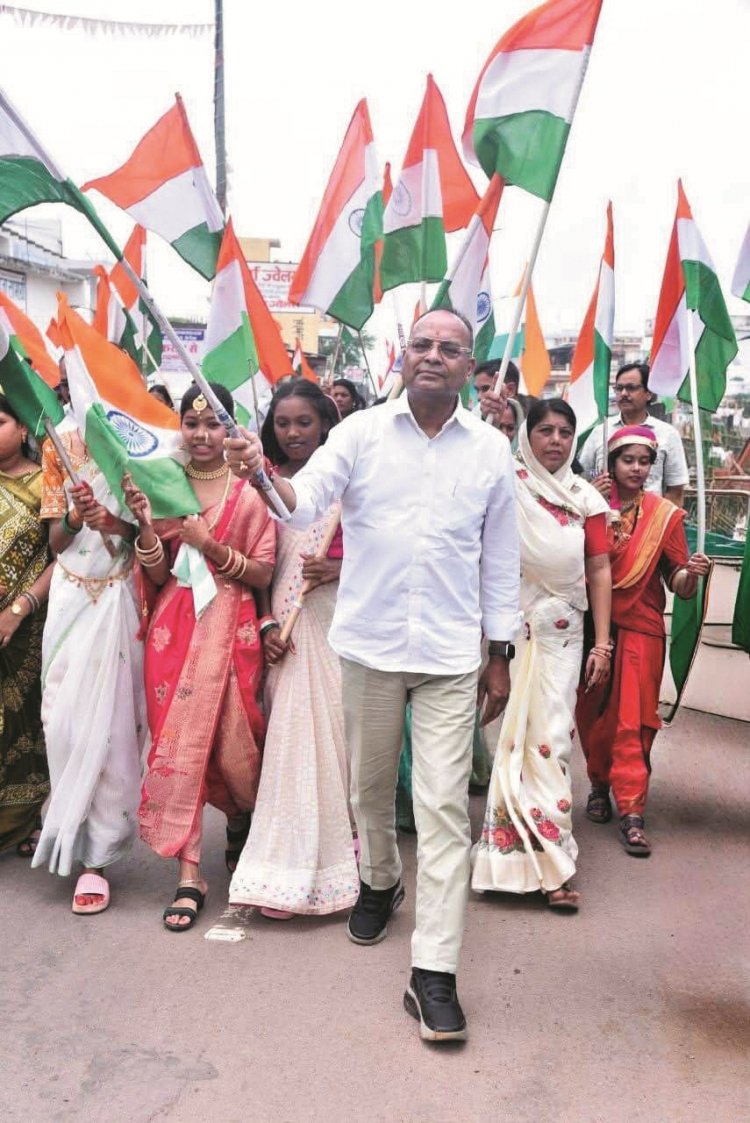 भखारा, मगरलोड ब्लॉक में तिरंगा लेकर चले विधायक